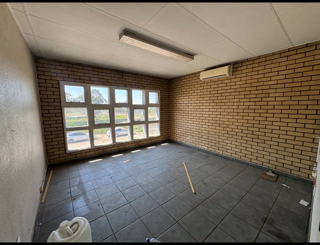 1,100M² WAREHOUSE TO LET IN ROBERTVILLE